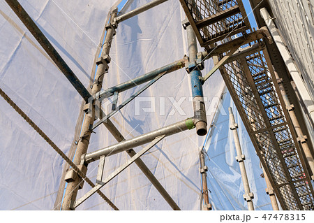 自宅外壁塗装工事　複雑に組まれた足場 47478315