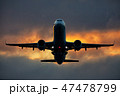 雲間から漏れる幻想的な朝の光の中をテイクオフするA320 47478799