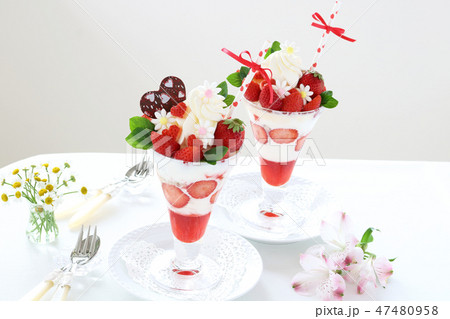 いちごパフェ バレンタインデー いちごパフェ バレンタインデー 47480958