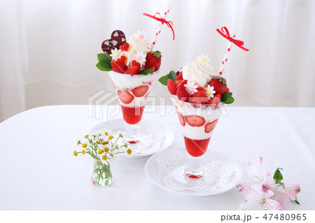 いちごパフェ バレンタインデー いちごパフェ バレンタインデー 47480965