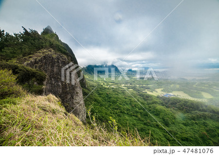 Scenic aerial view to valley in Oahu island Hawaii 47481076