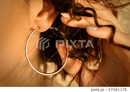 ear with curl hair 47481178