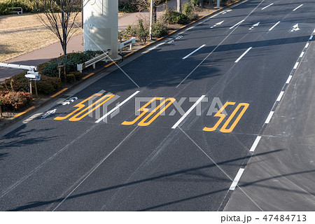 道路上の50キロ速度制限路面標示 道路上の50キロ速度制限路面標示 47484713
