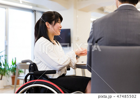 日本ユニバーサルマナー協会監修素材 障害者 車椅子 ビジネス 47485502