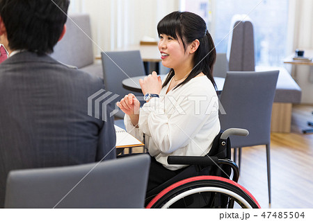 日本ユニバーサルマナー協会監修素材 障害者 車椅子 ビジネス 日本ユニバーサルマナー協会監修素材 障害者 車椅子 ビジネス 47485504