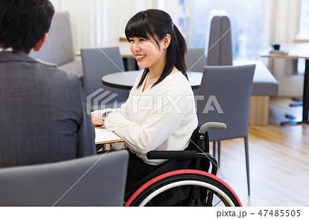 日本ユニバーサルマナー協会監修素材 障害者 車椅子 ビジネス 47485505
