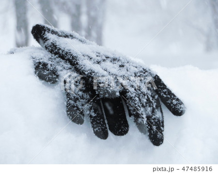 手袋と雪 47485916