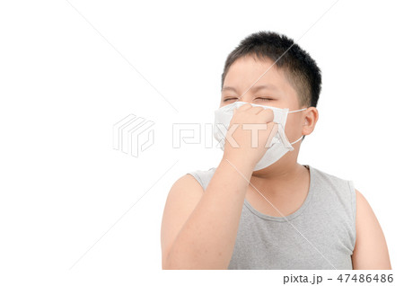 Boy wearing protective mask to protect pollution  47486486