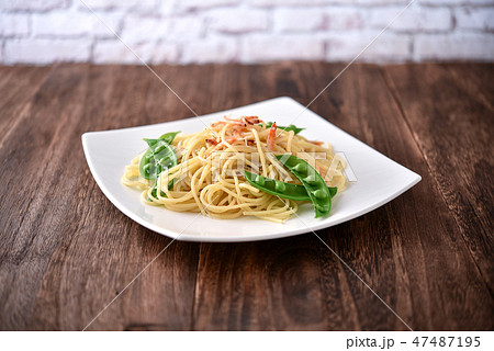 桜えびとスナップエンドウのパスタ② 47487195