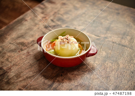 玉ねぎ丸ごと彩りスープ① 47487198