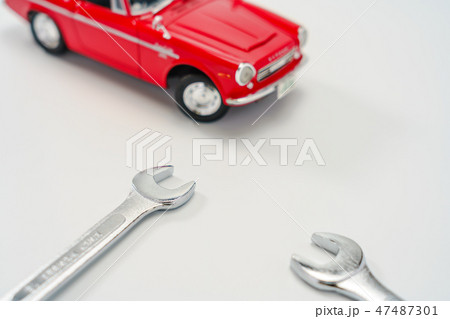 おもちゃの車と工具 おもちゃの車と工具 47487301