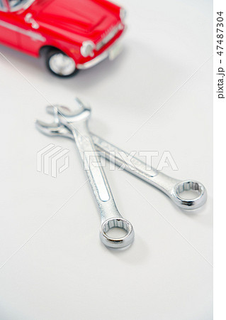 おもちゃの車と工具 47487304