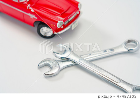 おもちゃの車と工具 47487305