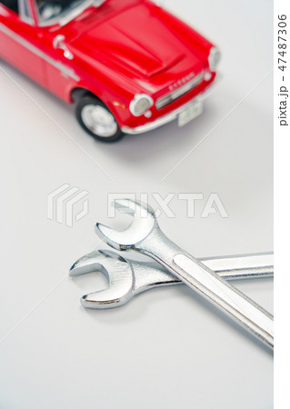 おもちゃの車と工具 47487306