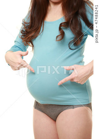 お腹を指差す臨月の妊婦 47488241