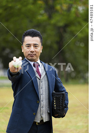 野球ボールを構えるビジネスマン 47489381