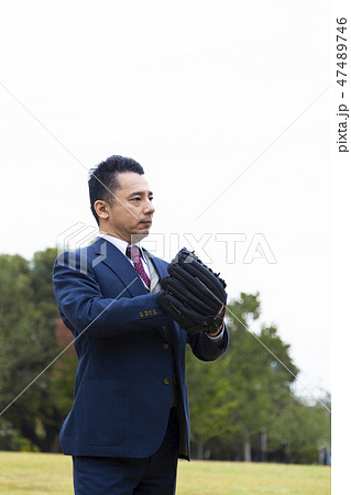 グローブを着けたビジネスマン 47489746