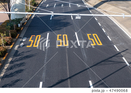 道路上の50キロ速度制限路面標示 47490068