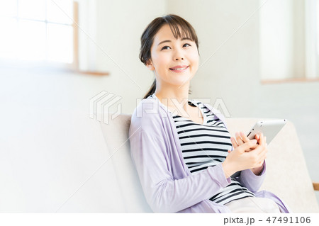 タブレット端末を操作する女性 インターネット 女の子 ライフスタイル 女性ポートレート タブレット端末を操作する女性 インターネット 女の子 ライフスタイル 女性ポートレート 47491106