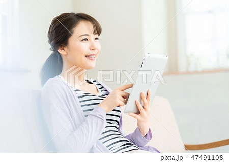 若い女性 インターネット タブレット端末 女の子 ライフスタイル 女性ポートレート 若い女性 インターネット タブレット端末 女の子 ライフスタイル 女性ポートレート 47491108