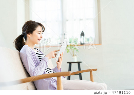 タブレット端末を使う女性 インターネット 女の子 ライフスタイル 女性ポートレート タブレット端末を使う女性 インターネット 女の子 ライフスタイル 女性ポートレート 47491110