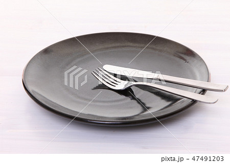 黒い皿とカトラリーによる食事終了の合図 黒い皿とカトラリーによる食事終了の合図 47491203