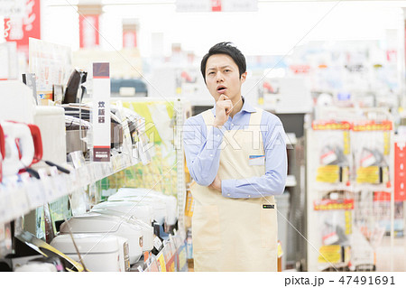 ホームセンター　電器店　店員　商品　品揃え 47491691