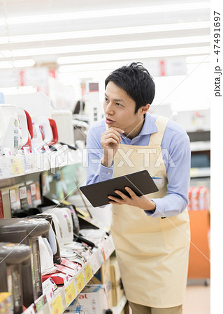 ホームセンター　電器店　店員　商品　品揃え 47491697