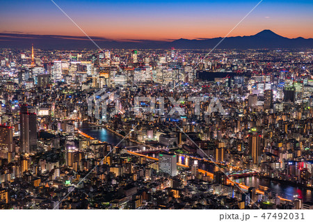 日本の絶景 東京の夜景 富士山を望む スカイツリー展望台より の写真素材