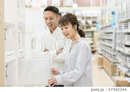 ホームセンター　夫婦　ショッピング 47492344