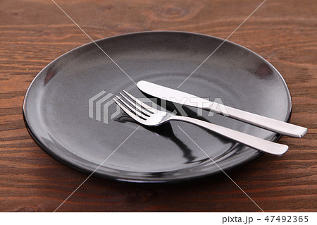 黒い皿とカトラリーによる食事終了の合図 47492365