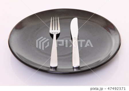 黒い皿とカトラリーによる食事終了の合図 黒い皿とカトラリーによる食事終了の合図 47492371