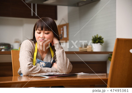 ダイニングテーブル　ふてくされた主婦 47495361