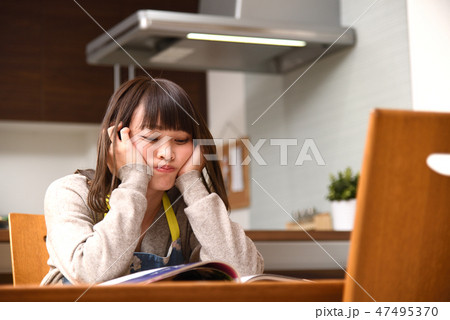 ダイニングテーブル　ふてくされた主婦 47495370