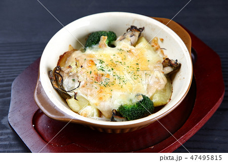 牡蠣とジャガイモのチーズ焼き 47495815