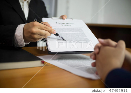 Businessmen present business plans and marketing. 47495911