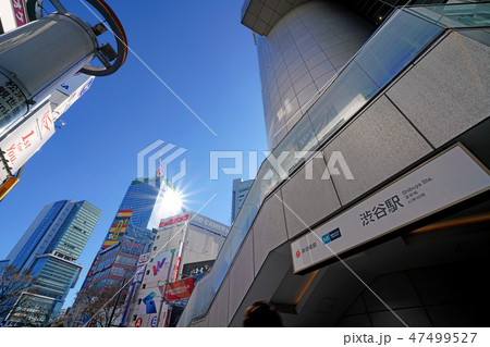 日本の東京都市景観 太陽光を反射する渋谷の建設中の高層ビルなど望む 日本の東京都市景観 太陽光を反射する渋谷の建設中の高層ビルなど望む 47499527