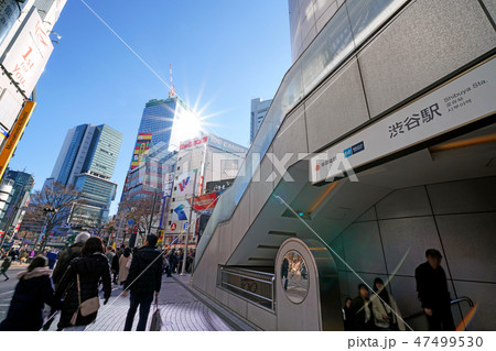 日本の東京都市景観 太陽光を反射する渋谷の建設中の高層ビルなど望む(道玄坂下周辺はホコ天) 日本の東京都市景観 太陽光を反射する渋谷の建設中の高層ビルなど望む(道玄坂下周辺はホコ天) 47499530