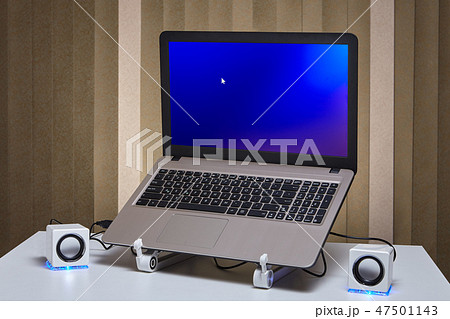 Starting laptop with two speakers on the sides. 47501143