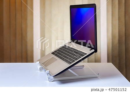Foldable notebook stand holder with laptop on des 47501152