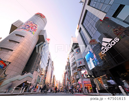 日本の東京都市景観 東京 渋谷１０９など 歩行者天国 の写真素材