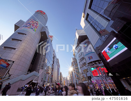 日本の東京都市景観　東京・渋谷１０９など（歩行者天国） 47501616