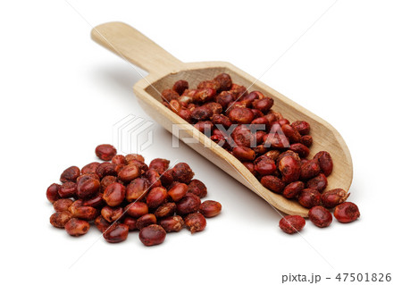 Dried sumac berries in wooden scoop 47501826