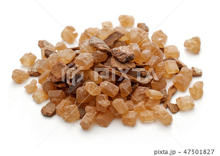 Heap of cinnamon pieces in sugar grains 47501827