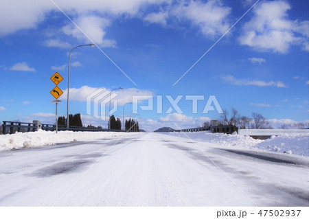 雪道　橋の上の凍結路面 47502937