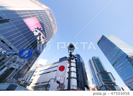 日本の東京都市景観　東京・渋谷スクランブル交差点前に掲げられた日の丸 47503056