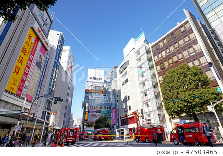 日本の東京都市景観 渋谷東急本店前のビル火事で集結した消防車=2019年1月14日 日本の東京都市景観 渋谷東急本店前のビル火事で集結した消防車=2019年1月14日 47503465