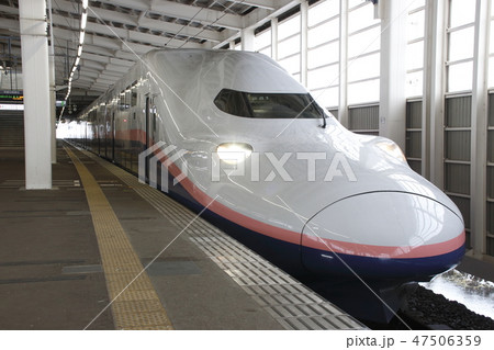冬のガーラ湯沢駅に停車中の上越新幹線Max号 47506359