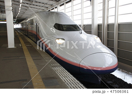 冬のガーラ湯沢駅に停車中の上越新幹線Max号 47506361