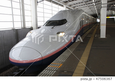 冬のガーラ湯沢駅に停車中の上越新幹線Max号 47506367